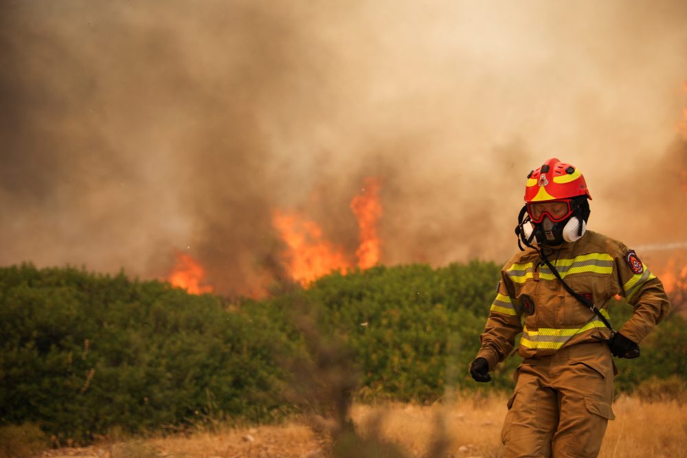 Ein Feuerwehrmann im Einsatz bei einem Brand in der Nähe von Athen
