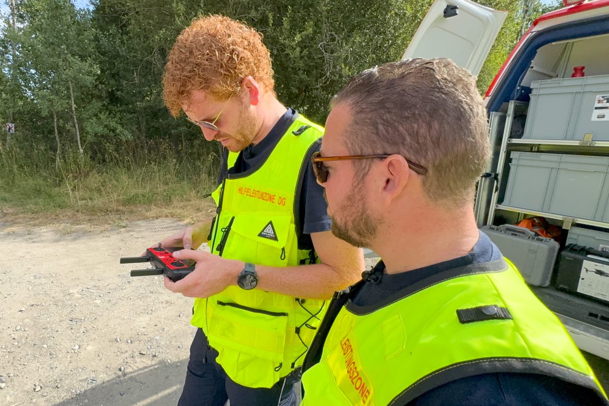 Zwei Mitarbeiter der Hilfeleistungszone, einer hat die Fernbedienung für eine Drohne in der Hand