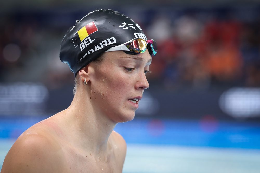 Schwimmerin Florine Gaspard mit Badekappe neben dem Schwimmbecken