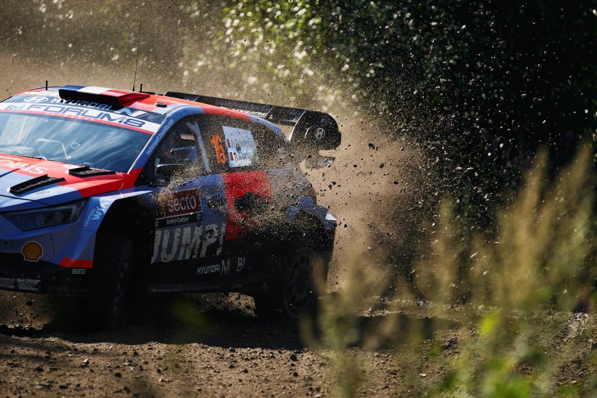 Das Heck de Hyundai von Adrien Fourmaux/Alexandre Coria bei der Rallye Finnland mit fliegenden Steinen in einer Kurve