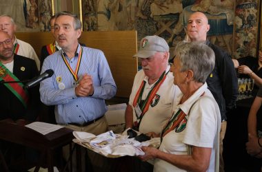 Zeremonie im Rathaus: Schöffe Serge Longin, Unafri-Präsident Bernard Lefèvre und Marc Guebel vom Orden der Freunde von Manneken Pis