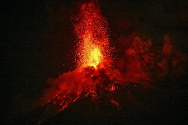 Der Vulkan Fuego bricht aus