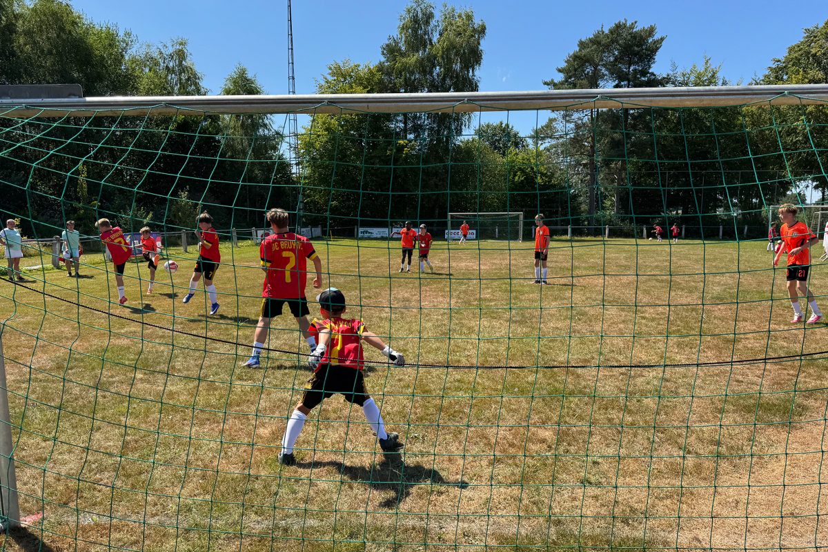 Junge Spieler auf dem Platz