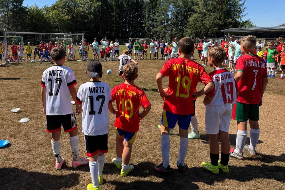 Junge Spieler von hinten