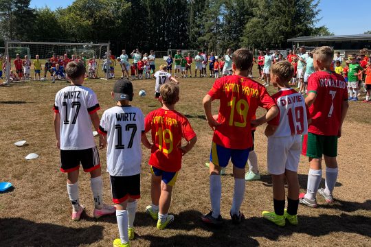 Junge Spieler von hinten