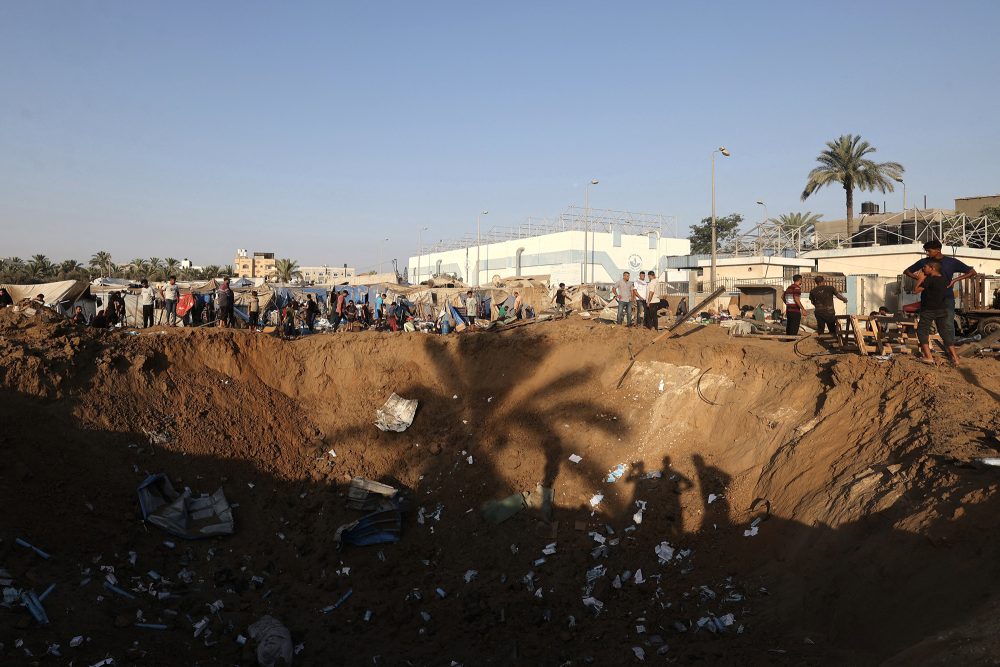 Krater eines Raketeneinschlags nahe des Krankenhauses in Deir al-Balah im zentralen Gazastreifen
