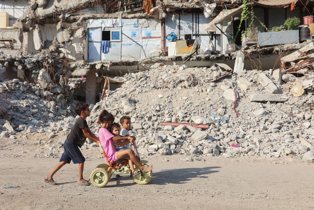 Kinder inmitten von zerstörten Gebäuden in Gaza-Stadt