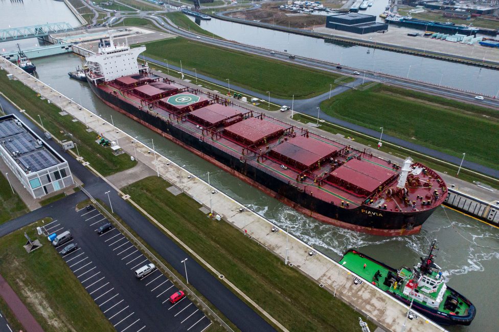 Ein Schiff ist in den Gent-Terneuzen-Kanal eingefahren