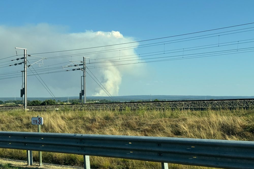 Blick auf den Brand im Hohen Venn - Im Vordergrund Bahngleise