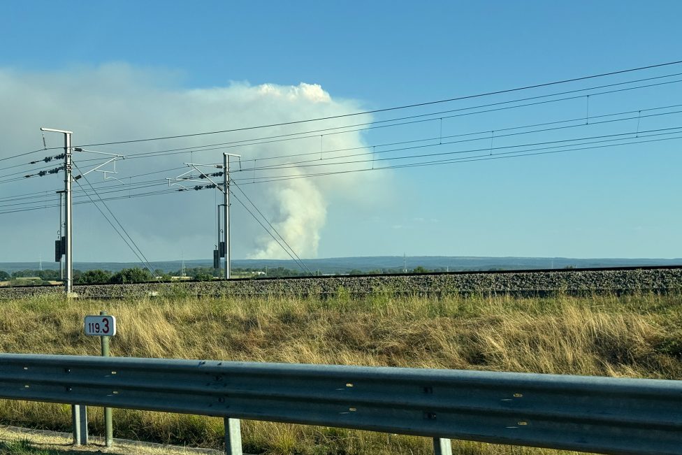 Blick auf den Brand im Hohen Venn - Im Vordergrund Bahngleise