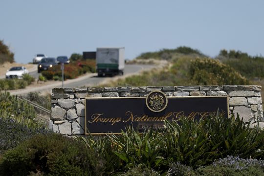 Schild vor dem Golfplatz von US-Präsident Trump in Los Angeles