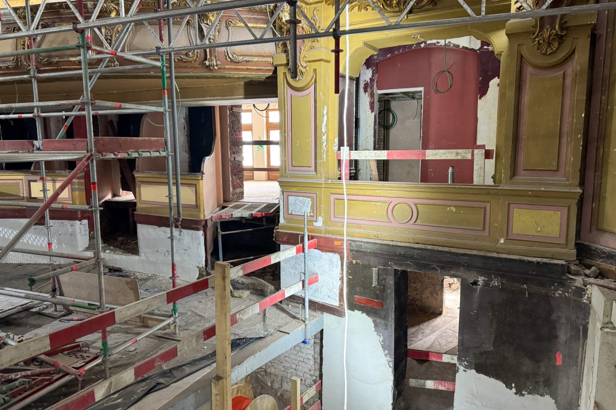 Im Inneren des Theatersaals sind historische Balkone und Logen