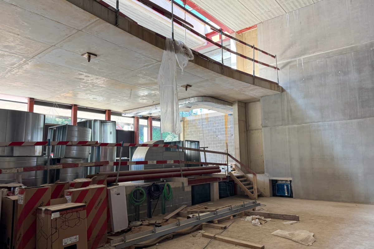 Untergeschoss der Baustelle, Teile der Lüftungsanlage sind dort gelagert