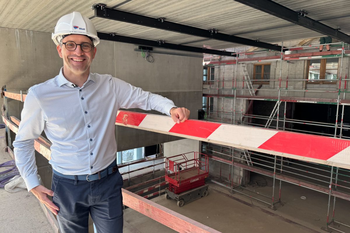Jean-François Chefneux mit Schutzhelm auf der Baustelle, neben einer Absperrung