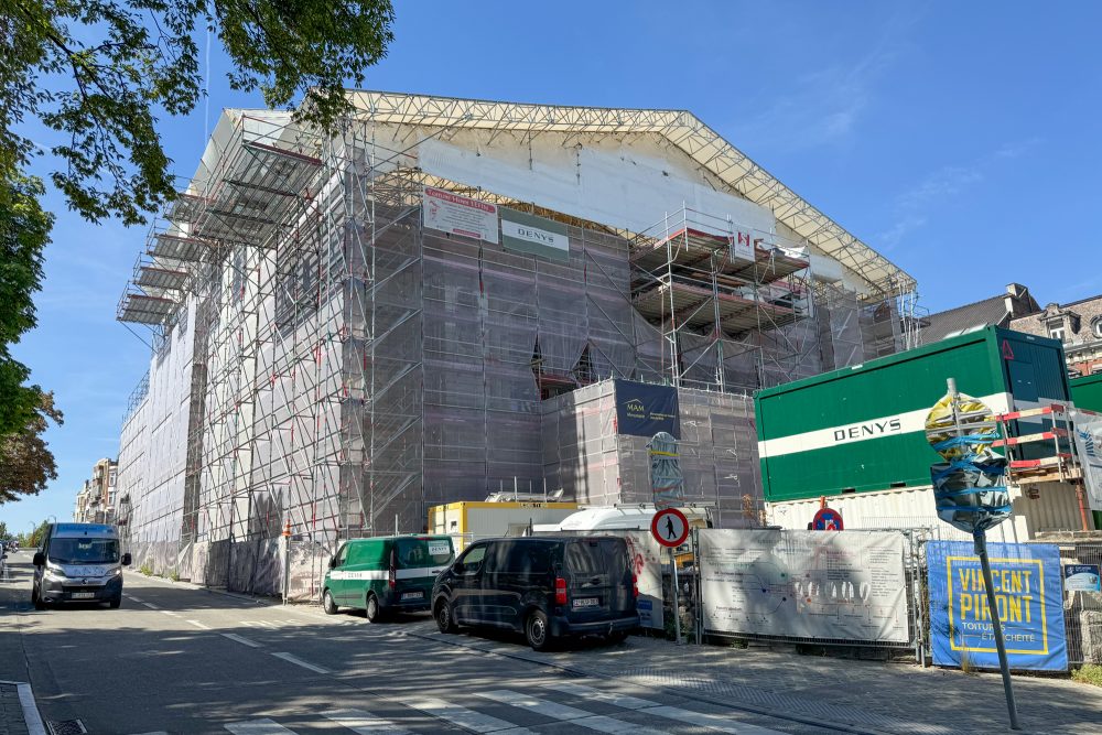 Außenansicht des eingerüsteten Gebäudes