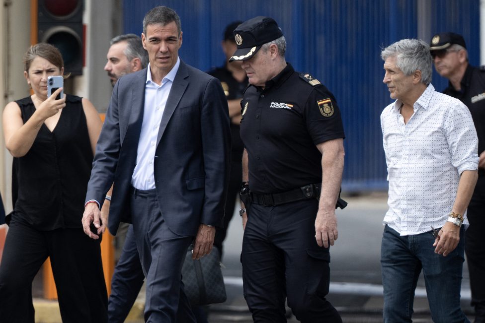 Der spanische Ministerpräsident Sanchez und der spanische Innenminister Grande-Marlaska (re.) beim Besuch der Exklave Ceuta