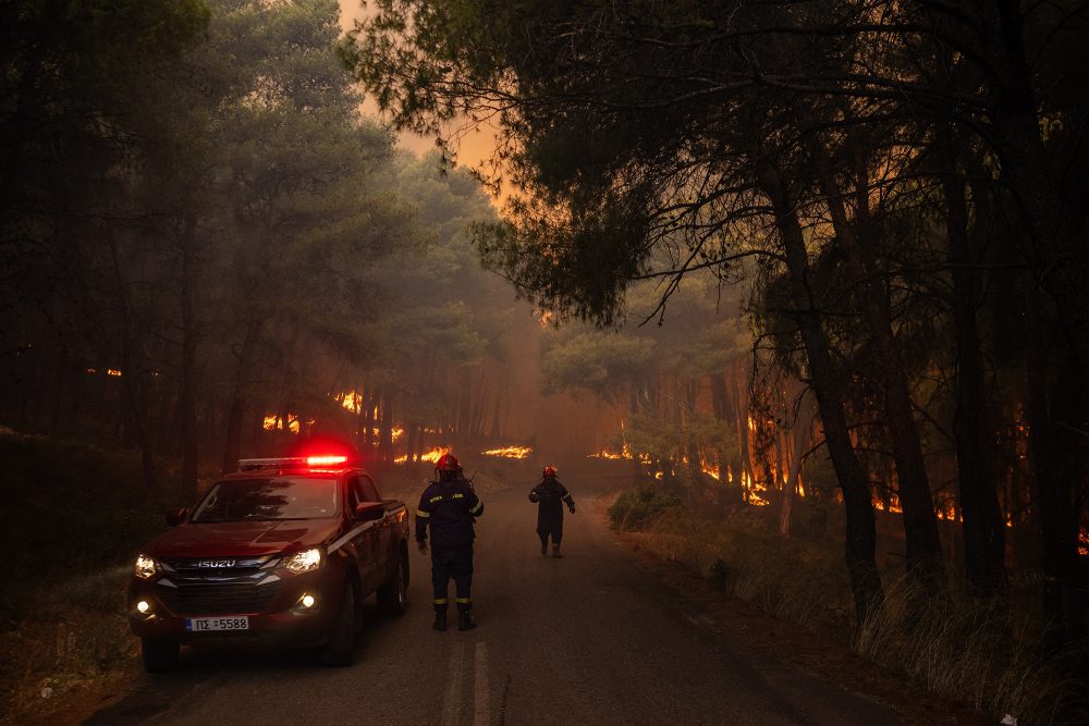 Feuerwehrleute bekämpfen den Waldbrand in der Nähe von Porto Germeno