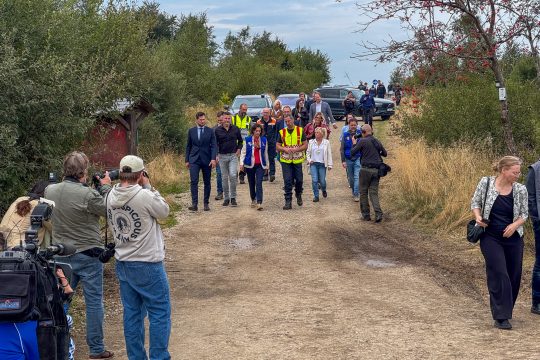 EU-Kommissarin Hadja Lahbib informiert sich über die Lage nach dem Vennbrand, begleitet von dem wallonischen MP Adrien Dolimont und dem ostbelgischen EU-Abgeordneten Pascal Arimont