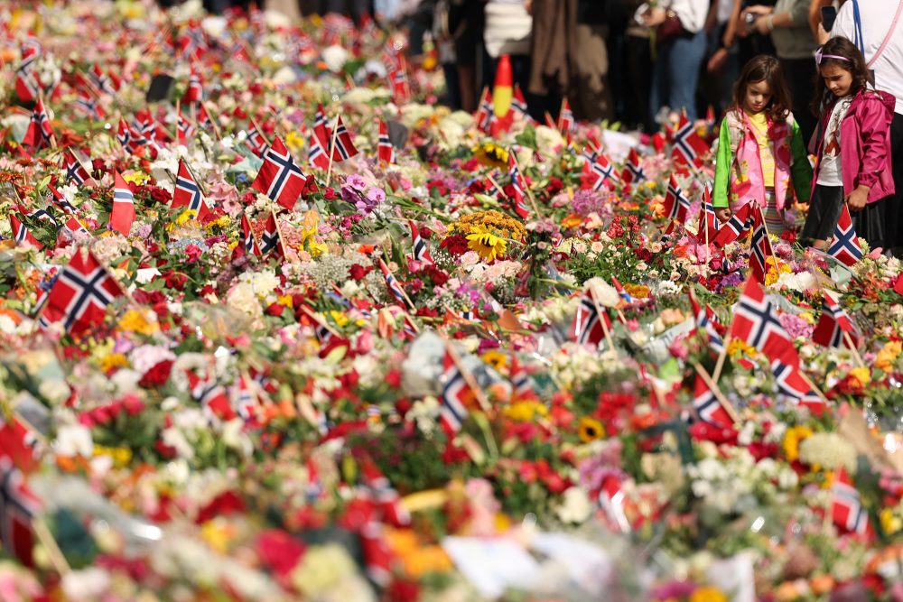 Viele Menschen haben am königlichen Palast Blumen niedergelegt