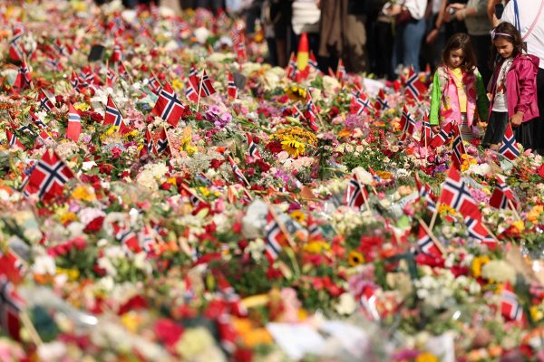 Viele Menschen haben am königlichen Palast Blumen niedergelegt