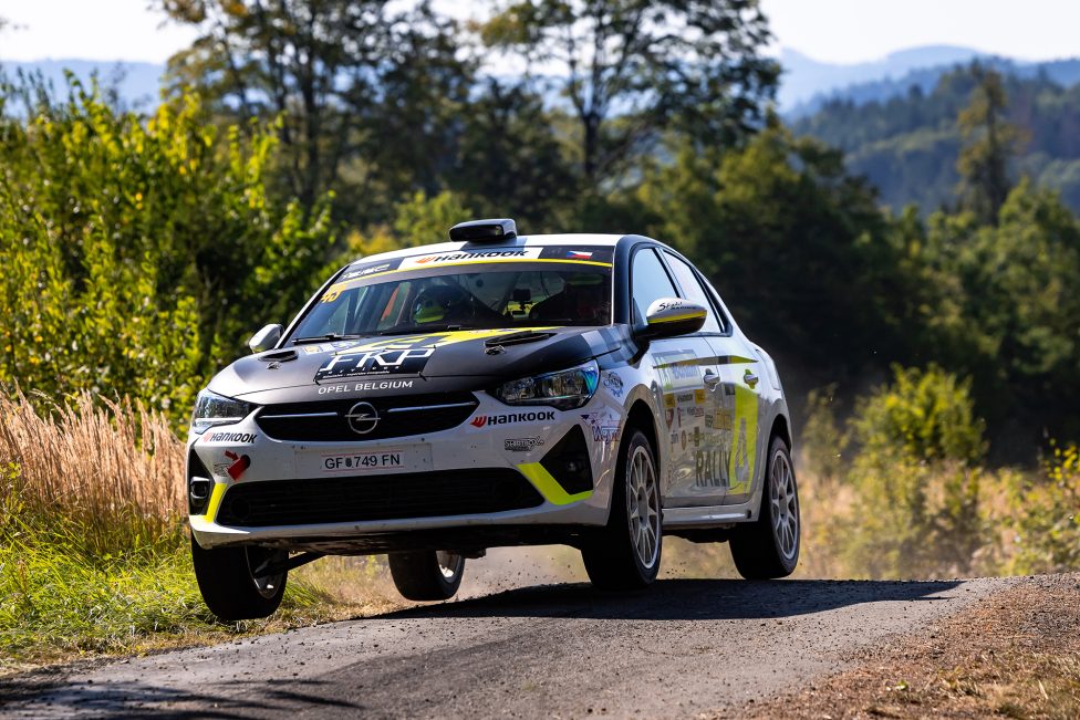 Der Opel von Tom Heindrichs und Jonas Schmitz bei der Rallye Tschechien