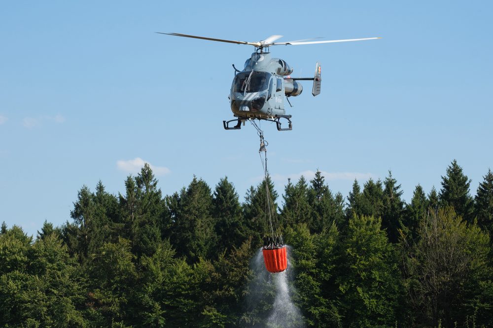 Löschhubschrauber hat Wasser getankt