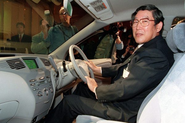 Der frühere Toyota-Chef Hiroshi Okuda sitzt hinter dem Steuer eines ausgestellten Fahrzeugs