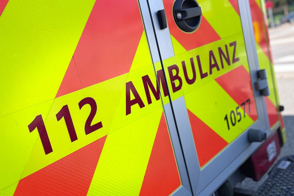 Schriftzug "112 Ambulanz" auf einem Rettungswagen der Hilfeleistungszone DG