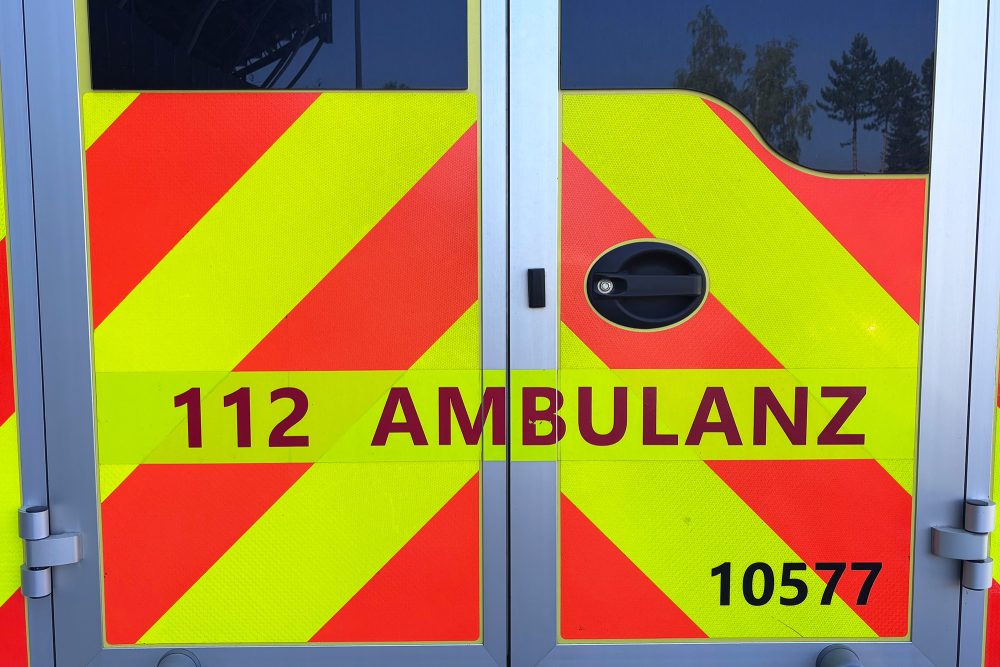 Schriftzug "112 Ambulanz" auf einem Rettungswagen der Hilfeleistungszone DG