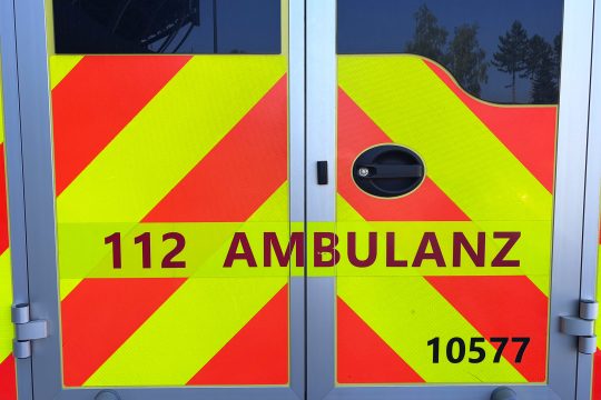 Schriftzug "112 Ambulanz" auf einem Rettungswagen der Hilfeleistungszone DG