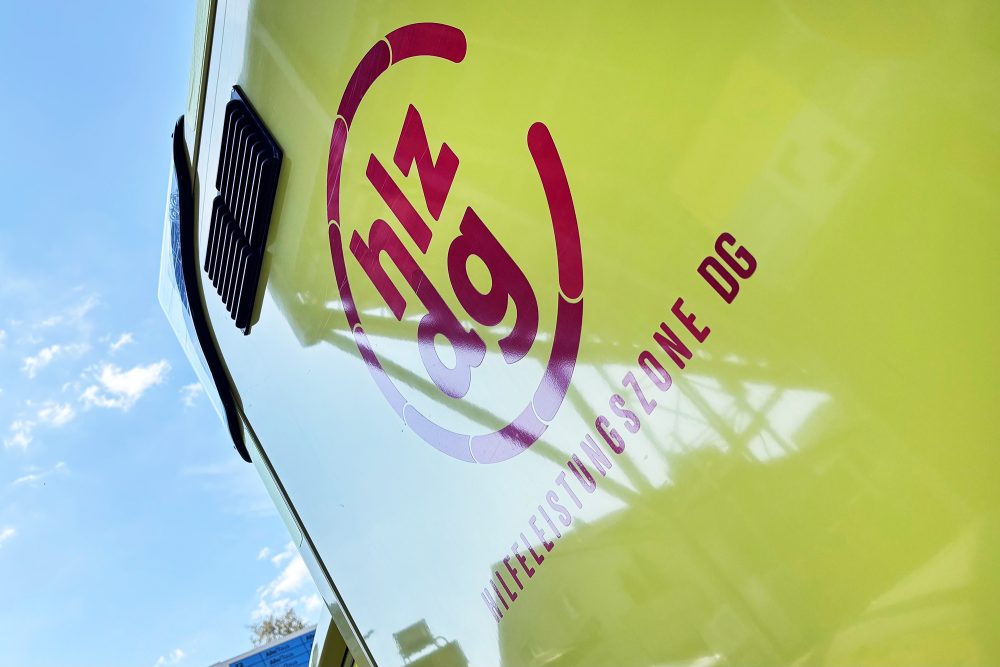 Logo auf einem Rettungswagen der Hilfeleistungszone DG
