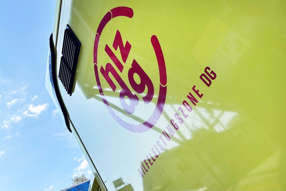 Logo auf einem Rettungswagen der Hilfeleistungszone DG