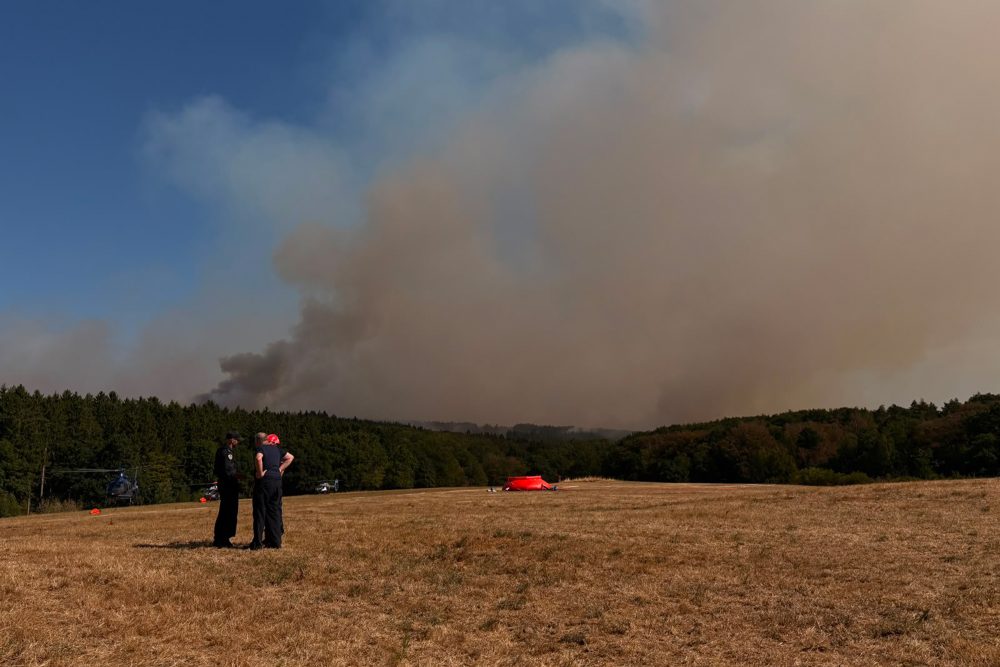 Feuerwehrleute in der Nähe des Hürtgenwalds, im Hintergrund sieht man Rauch