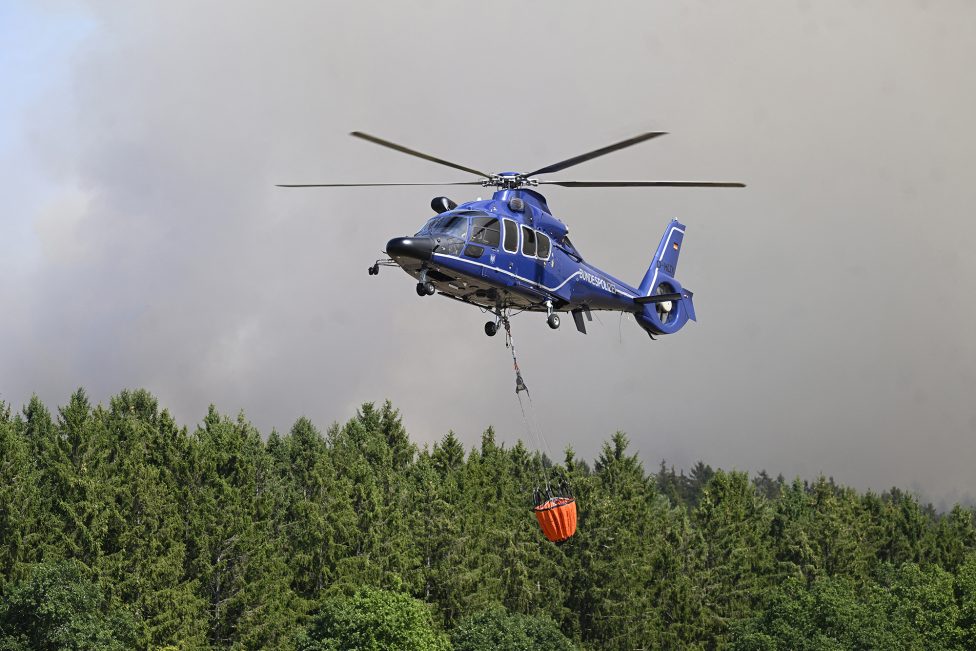 Polizeihubschrauber bei Löscharbeiten im Hürtgenwald