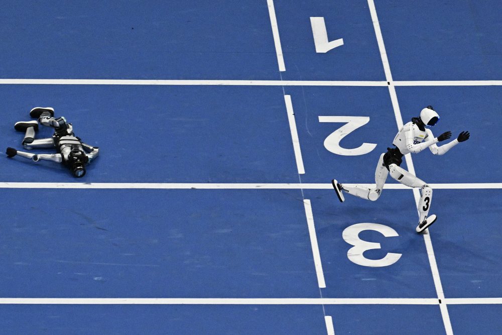 Humanoider Roboter beim Zieleinlauf über 400 Meter