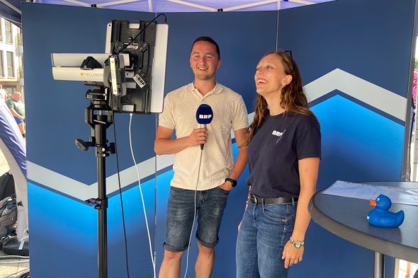 Julien Feltes versucht sich als BRF-Moderator - BRF-Pressefrau Sylke Tegtmeier hilft