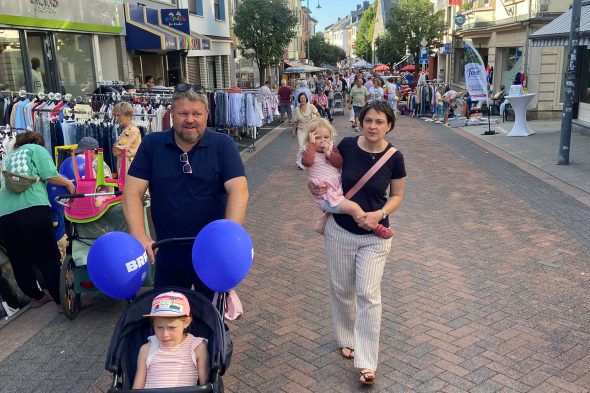 Familie mit BRF-Luftballons beim Trödelmarkt in St. Vith 2026