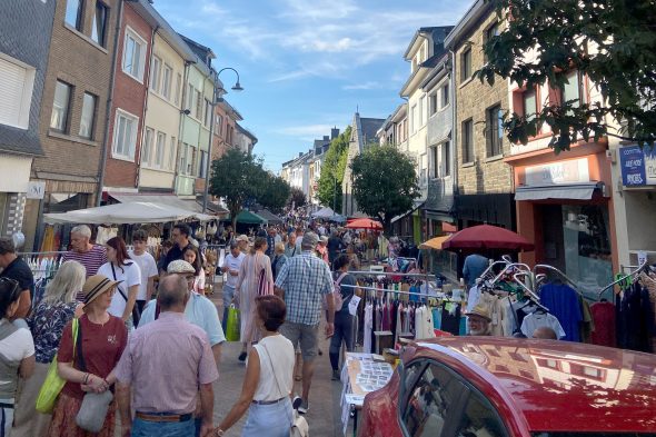 Stände und Menschen beim Trödelmarkt in St. Vith 2026