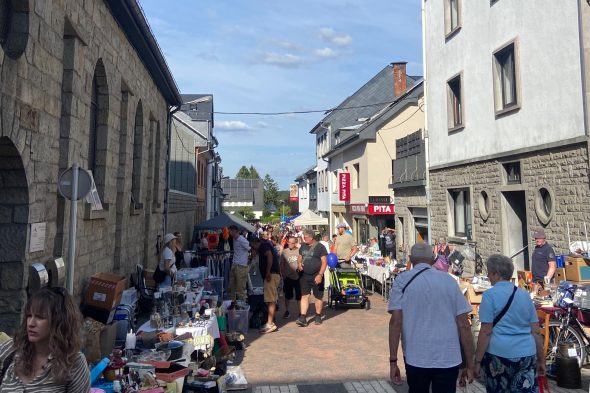 Stände und Menschen beim Trödelmarkt in St. Vith 2026