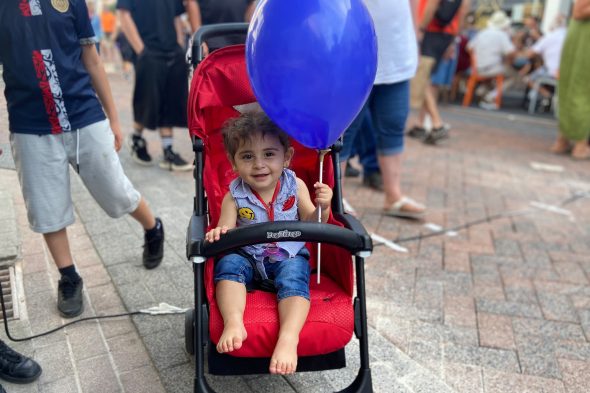 Kind mit BRF-Luftballon beim Trödelmarkt in St. Vith 2026