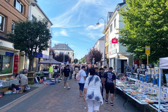 Stände und Menschen beim Trödelmarkt in St. Vith 2026