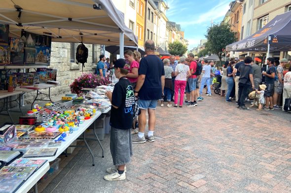 Stände und Menschen beim Trödelmarkt in St. Vith 2026