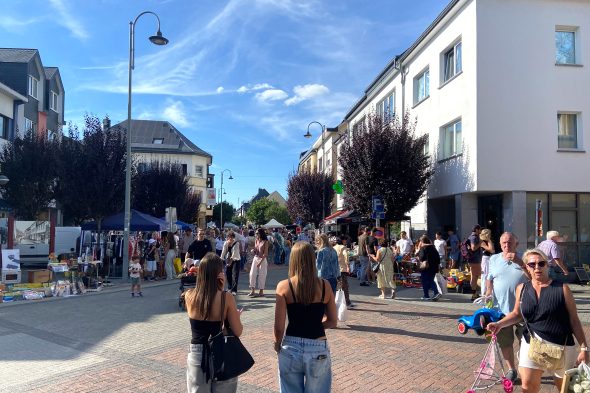 Stände und Menschen beim Trödelmarkt in St. Vith 2026