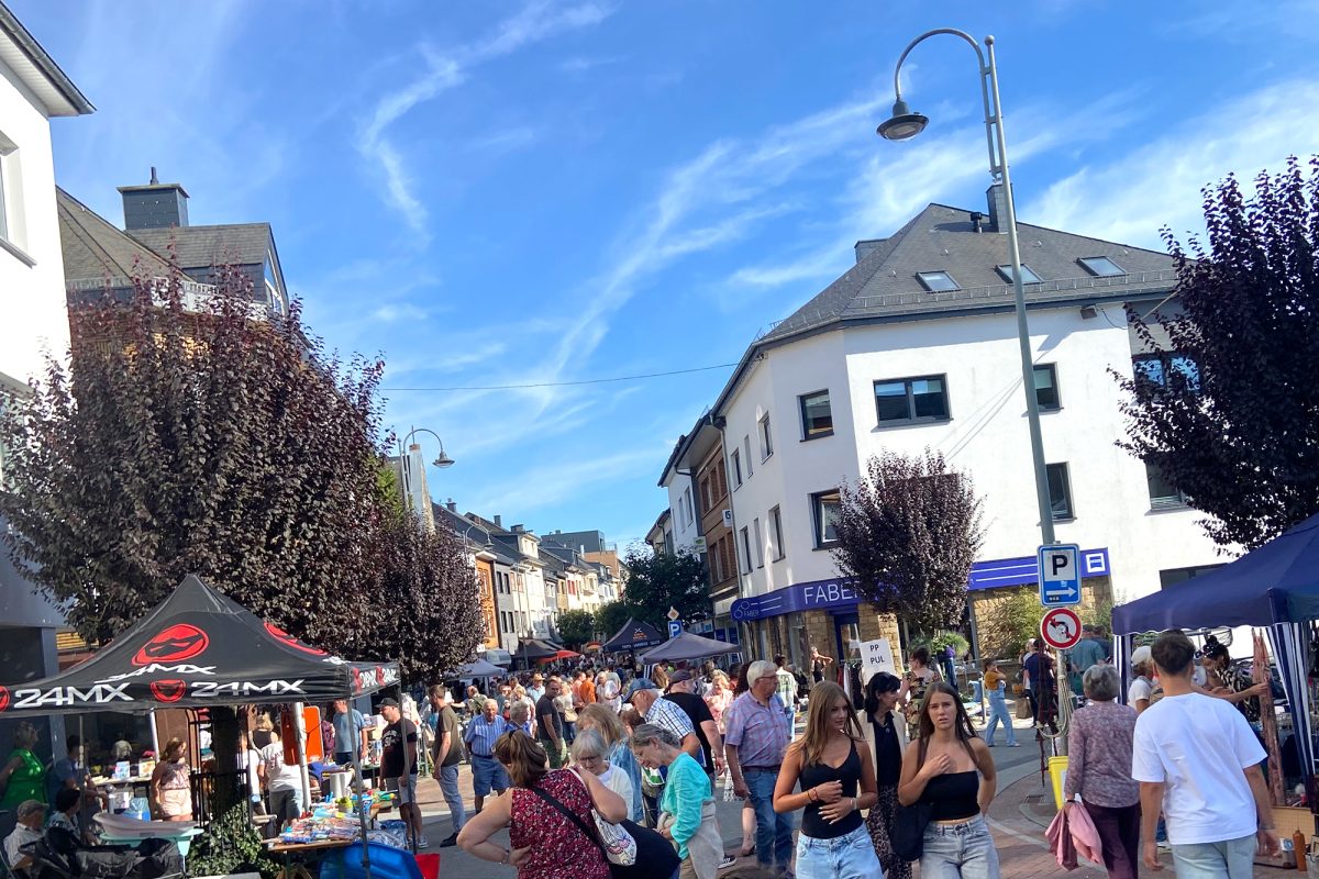 Stände und Menschen beim Trödelmarkt in St. Vith 2026