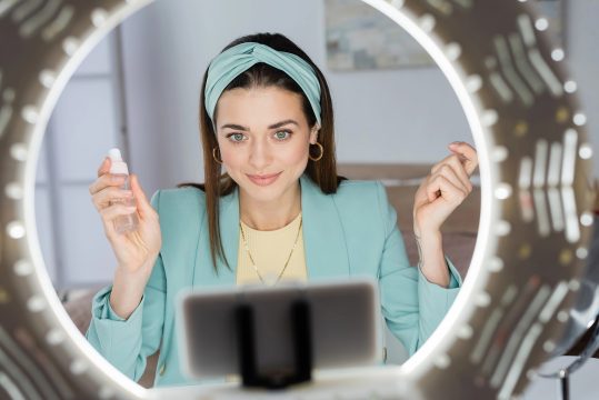 Influencerin, die für Produkt wirbt