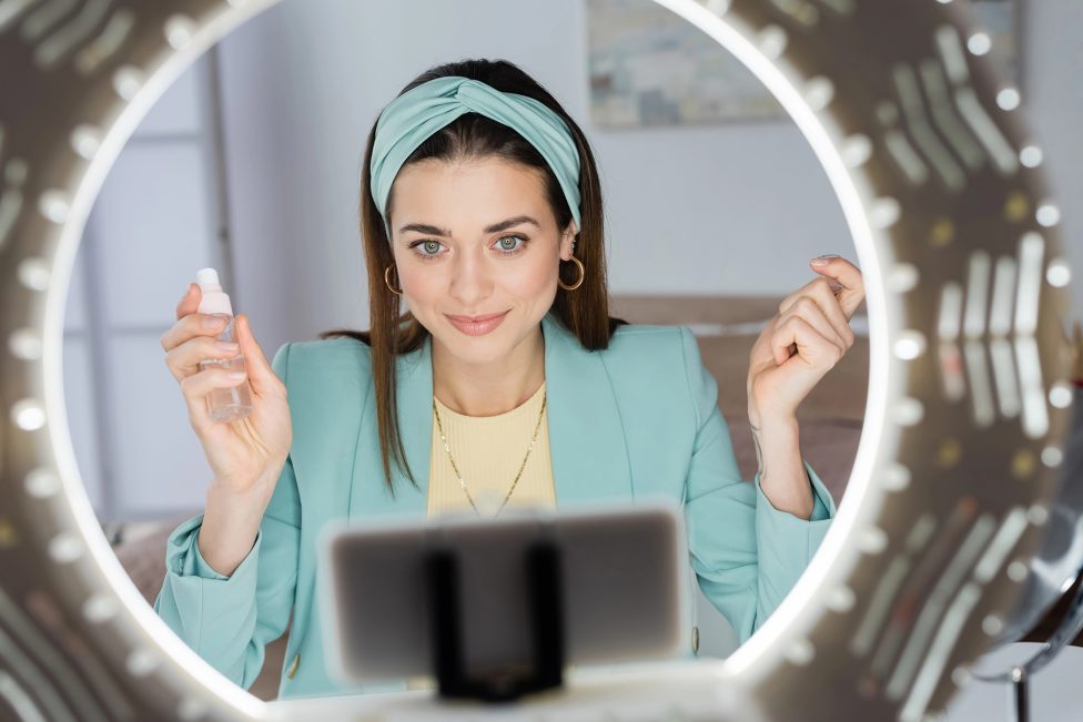 Influencerin, die für Produkt wirbt