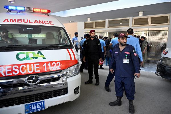 Rettungswagen und Rettungskräfte vor der Klinik in Islamabad