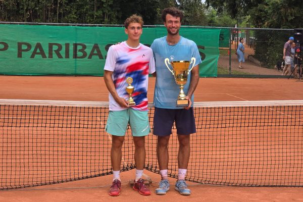 Martin Van Der Meerdchen und Théo Papamalamis mit Pokalen in der Hand auf Tenneisplatz