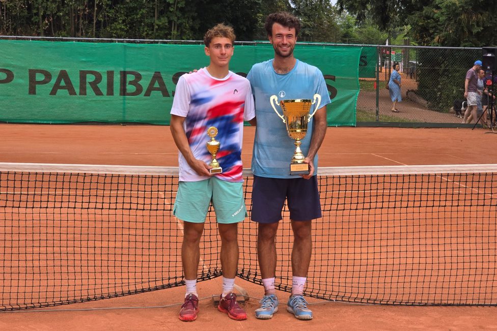 Martin Van Der Meerdchen und Théo Papamalamis mit Pokalen in der Hand auf Tenneisplatz