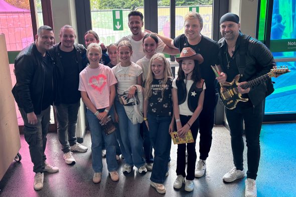 Fans machen ein Foto mit Eldorado